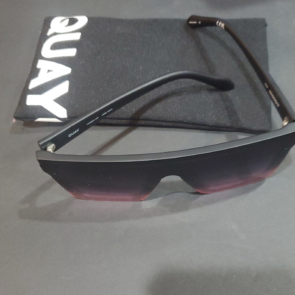 Quay hindsight matte black frame pink ombre gradient fade‎ flat brow sunglasses